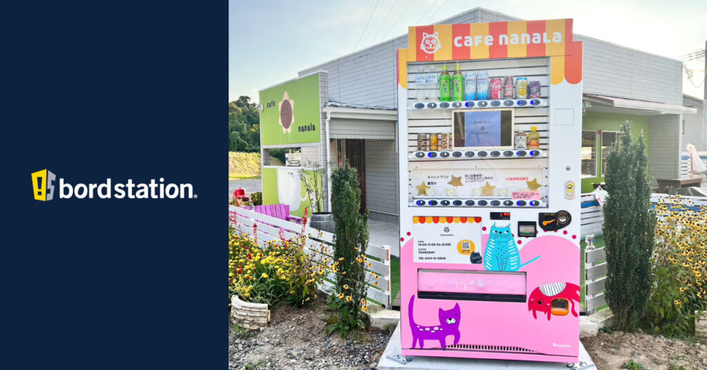 Cafe nanalaの看板型自販機ボードステーション