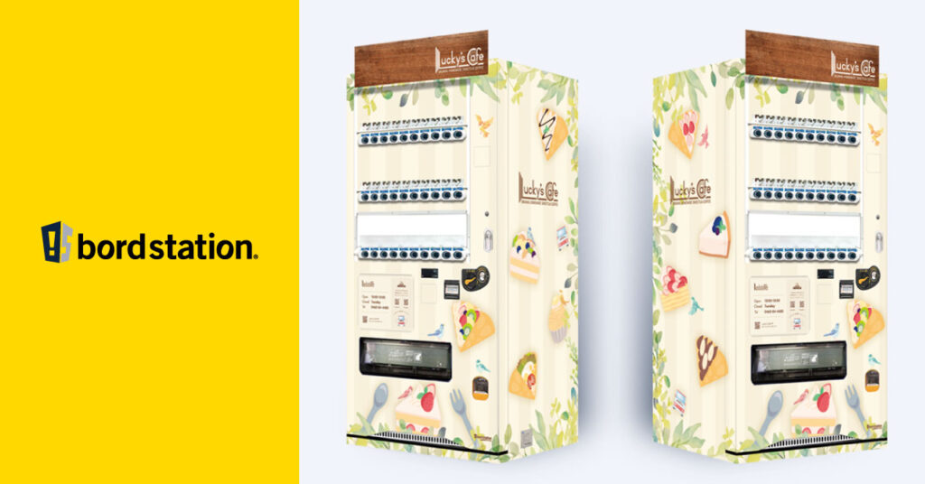 Lucky’s cafeに設置された看板型自動販売機ボードステーション