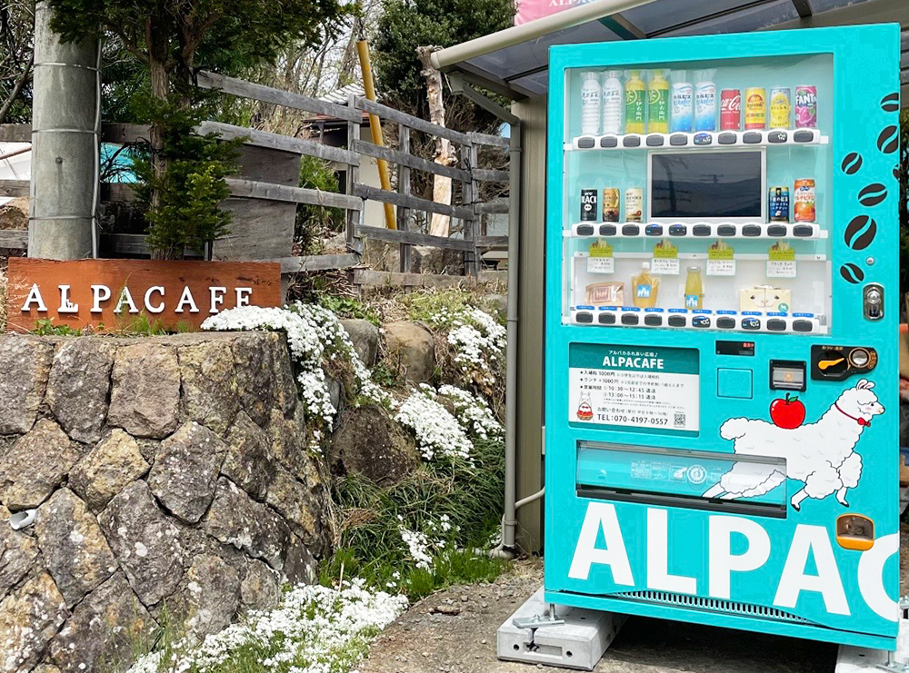ALPACAFEに設置された看板型自動販売機ボードステーション