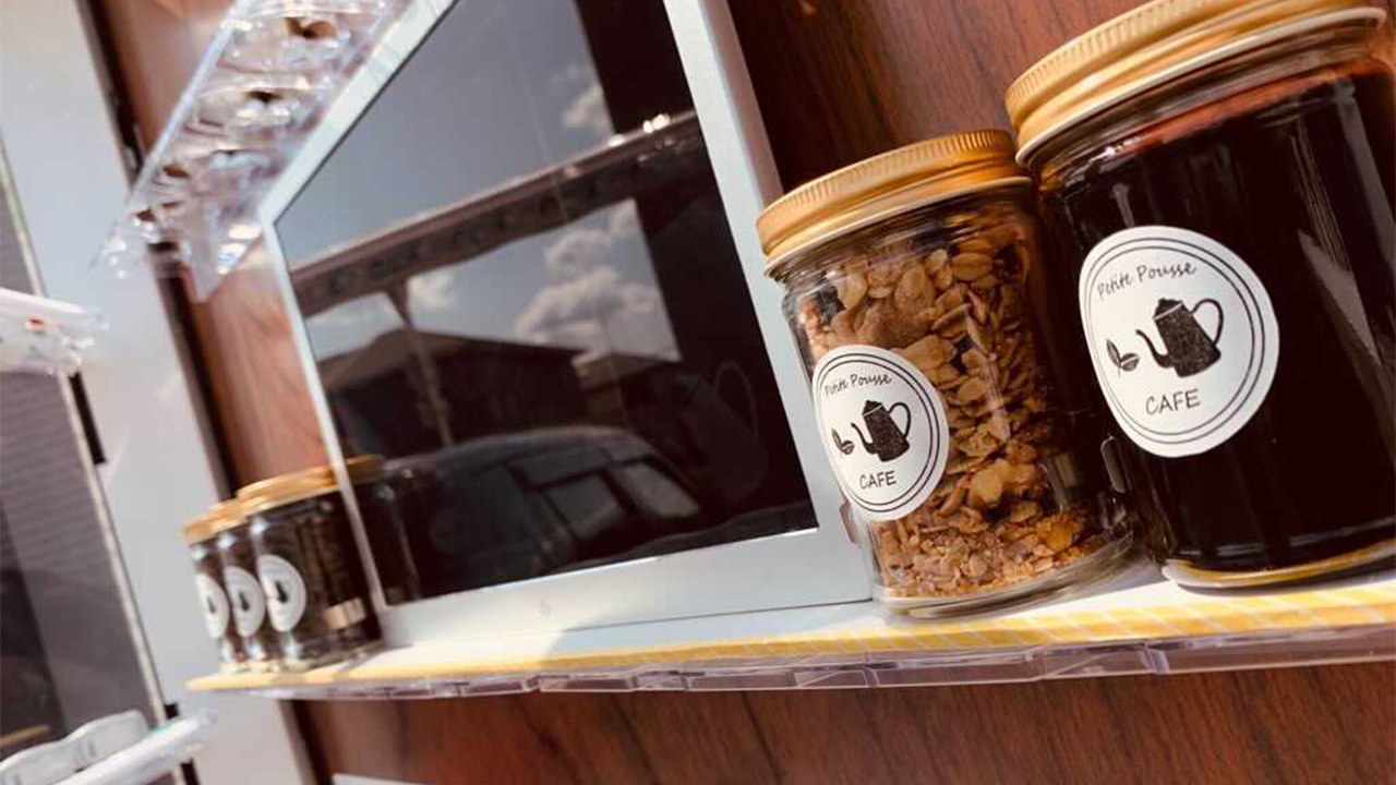 物販ディスプレイ　2段目のDIY　マスキングテープでフチ隠し