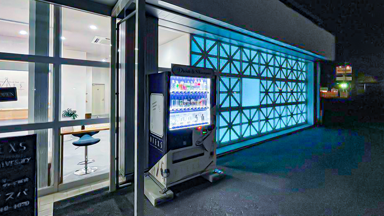 暗い時間帯　水色のファザードが目立つ外観