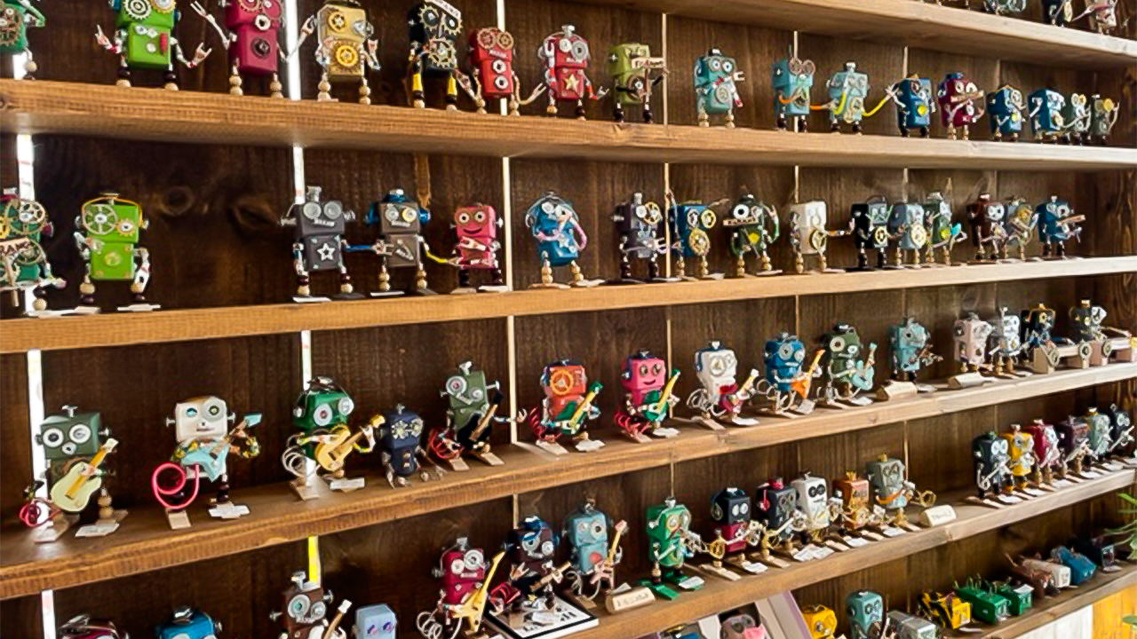 手作りのロボットが店内に並ぶ様子
