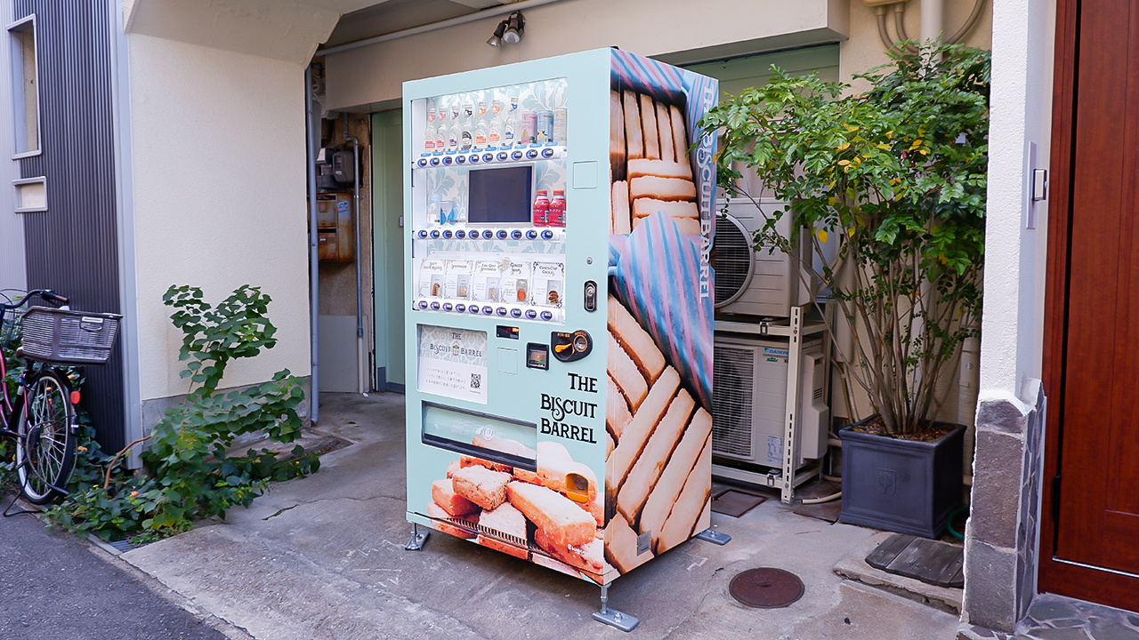ビスケットが大きくプリントされた自販機