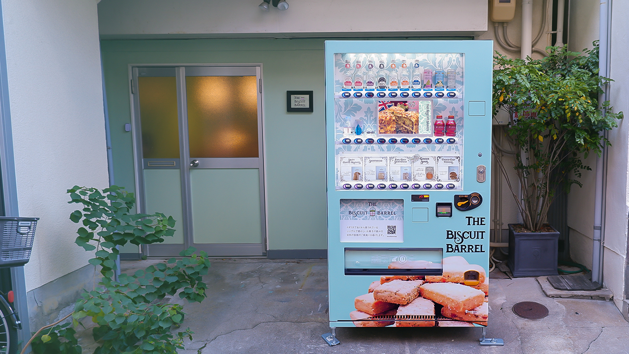 ビスケットが大きくプリントされた自販機　ミントブルーの高級感のあるデザイン