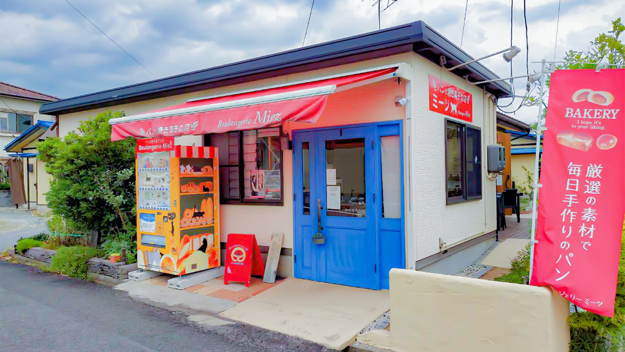 お店の外観と自販機