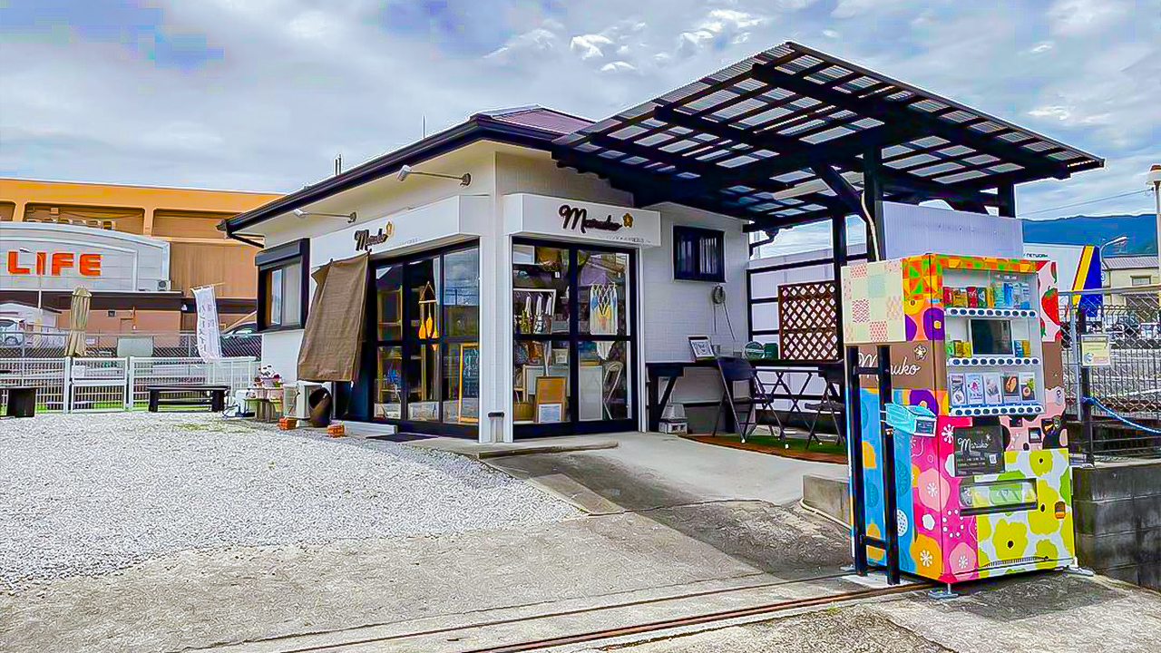 お店の外観と自販機